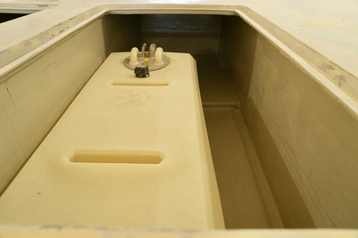 Einer der beiden 525l Wassertanks ist nun im Boden des Maindecks verstaut.