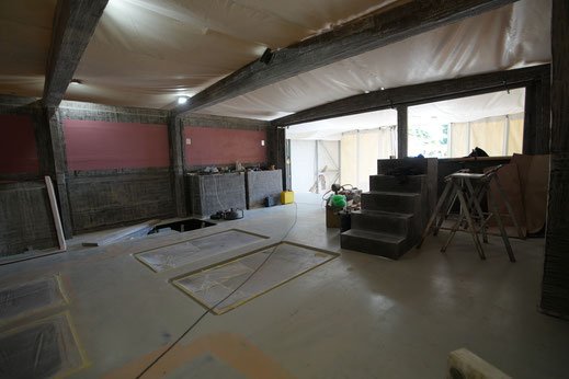 Blick von innen in Richtung dieses "Tors". Die beiden Quader bilden Stauräume, welche von aussen zugänglich und für Tauchkompressor und Druckflaschen vorgesehen sind. Die hier sichtbare Treppe führt nachher nach unten (steht hier provisorisch).