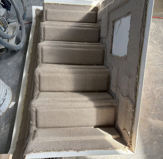 Negativ-Vorlage belegt mit Flachs und Verstärkungen aus recycliertem PET.
