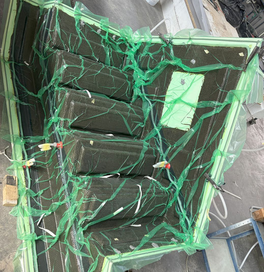 Das Flachs wird im Vakuumverfahren mit Bioharz getränkt und damit verfestigt.