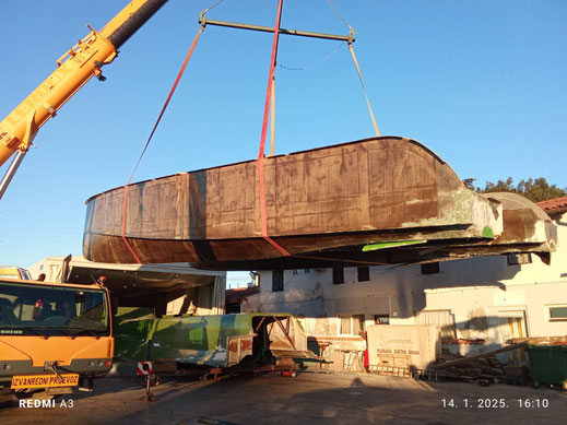 Der Rumpf wird aus der grünen Form gehoben - hier werden die Dimensionen sichtbar: 16m Länge, 7.50m Breite (dieses Bauteil ist aktuell 5t schwer)
