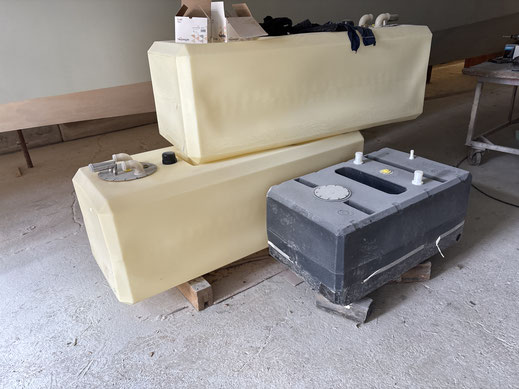Die beiden Frischwassertanks (2 x 525l) und der Schwarz-/Grauwassertank (215l)..