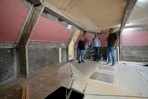 Blick nach vorne rechts zur Fronttüre, welche einen schnellen Zugang zum Bug ermöglicht. Die rot gemalten Flächen demonstrieren die Fensterflächen.