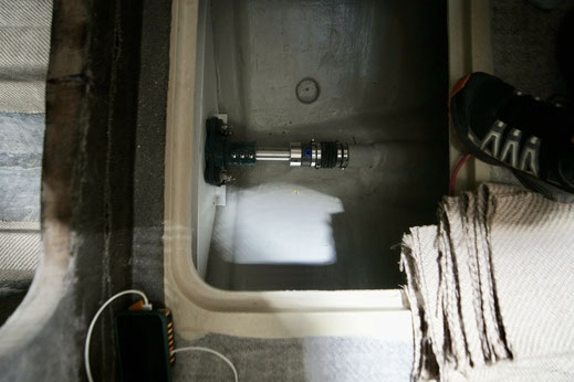 Die Welle kommt hier von aussen durch die sog. Stopfbuchse ins Innere des Bootes. Die Stosskraft des Propellers wir an dieser massiven Wand aufs Boot übertragen. Links davon wird der Motorblock eingebaut.