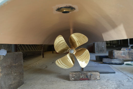 Die beiden grossen Propeller sind montiert, von oben her wird bald das Ruder geführt. 