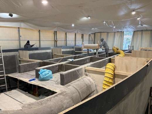 Obwohl es kalt ist in der Halle, ist die Arbeit mit dem Flachsgewebe und Bioharz viel angenehmer als mit dem sonst üblichen Glasfaser und Epoxyharz. (vgl. unteres Bild).