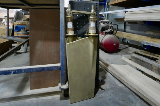 Die beiden massiven Ruder aus Bronze.