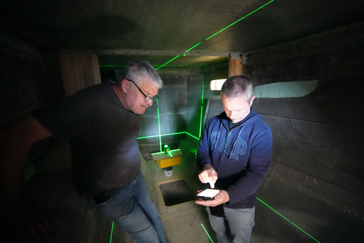 Mit Hilfe eines Lasergerätes positionieren Lucano Beg (Besitzer der Werft, links) und Dinko Salopek (Schiffsarchitekt, rechts) die exakte Positon der einzubauenden Möbel.