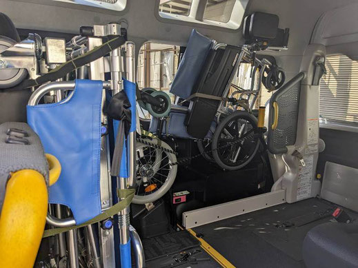 車いすとストレッチャーを折りたたんで収納
