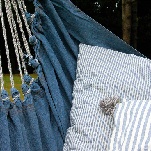 chaise hamac bleu et coussins rayés