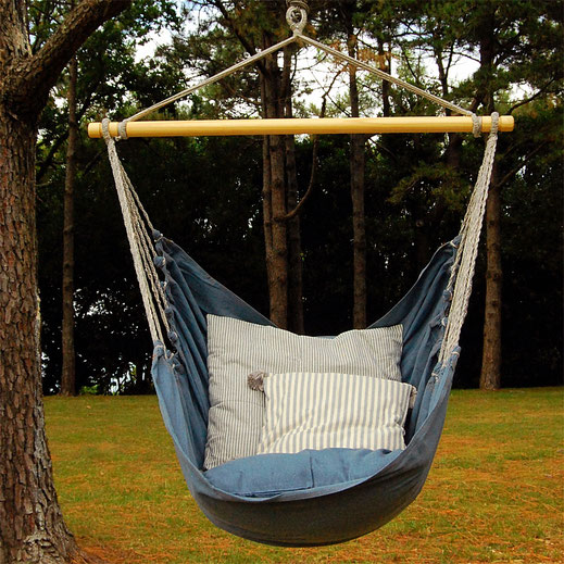 chaise hamac bleu et coussins rayés