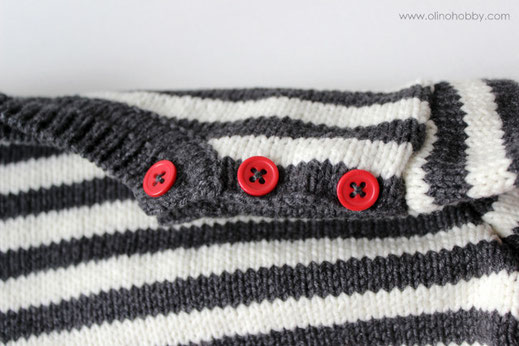 полосатый вязаный свитер, детский свитер в полоску, красные брюки для мальчика, черно-белый свитер в полоску, узкие красные брюки