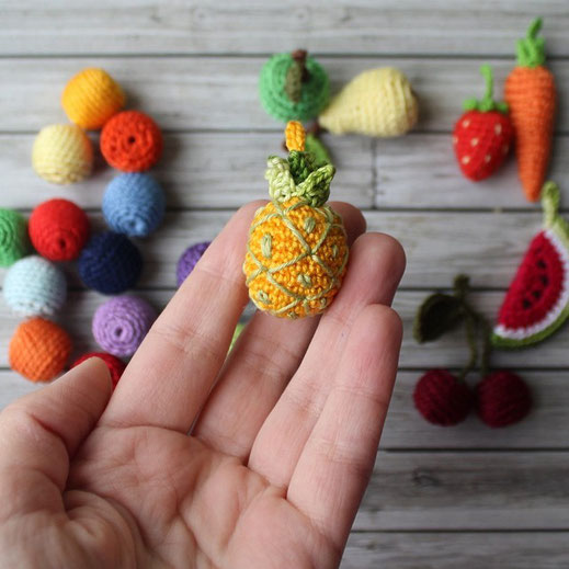 Olinohoby: вязаные бусы с фруктами, слингобусы. Вязаный мини-ананас. Crochet necklaces, nursing necklaces
