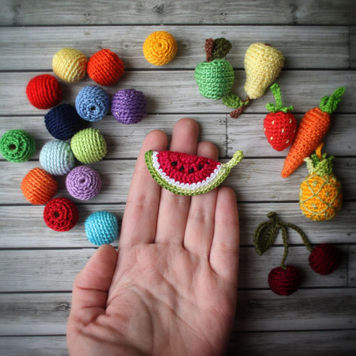 Olinohoby: вязаные бусы с фруктами, слингобусы. Вязаный мини-арбуз. Crochet necklaces, nursing necklaces