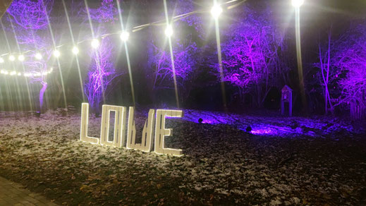 Stimmungsvolle Beleuchtung bei winterlicher Hochzeit an der Schutzhütte Bühne