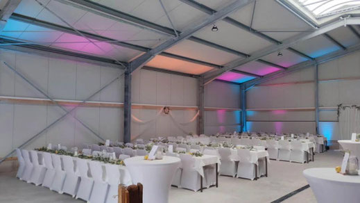 Hochzeit in privater Halle mit Industrial Flair und romantischer Beleuchtung in Rösebeck