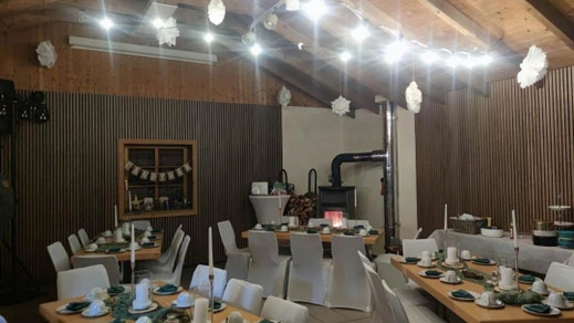 Hochzeitsfeier mit Lichtkonzept und Lichterketten im Innenbereich