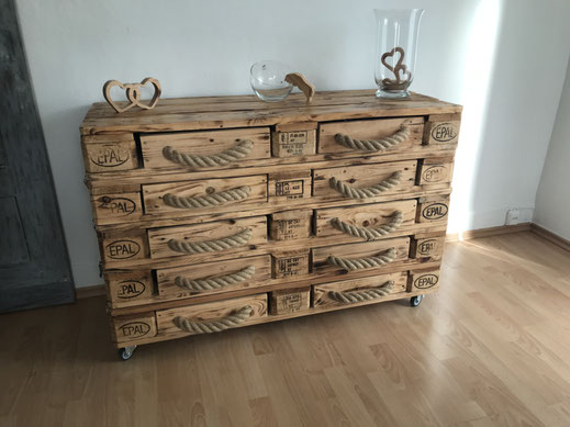 Rustikales Sideboard aus Altholz Paletten