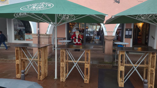 Tische aus Paletten auf dem Markplatz in Freudenstadt die es zu vermieten gibt.