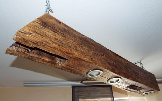 Handgefertigte Lampe aus Altholz / Balkenlampe