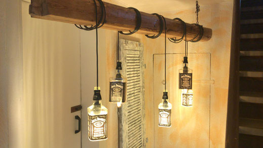 Rustikale Balkenlampe. Lampe aus einem alten Holzbalken