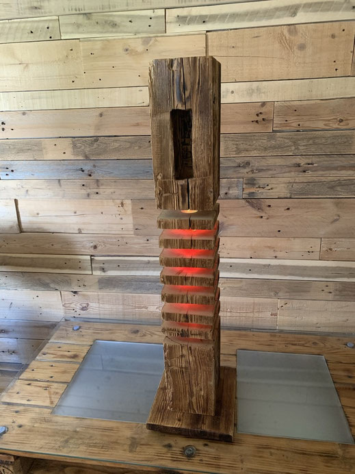 Handgefertigte Lampe aus Altholz 