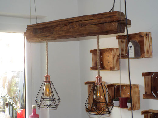 Handgefertigte rustikale Lampe aus Altholz / Balkenlampe
