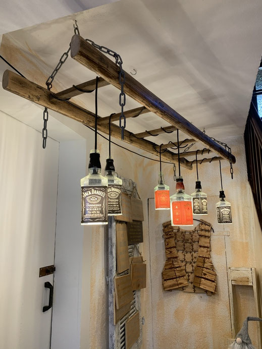 Leiterlampe Jacky - Rustikale Lampe aus einer alten Holzleiter und Lampenfassungen aus Jack Daniels Flaschen
