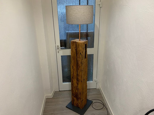 Handgefertigte Lampe aus Altholz / Balkenlampe