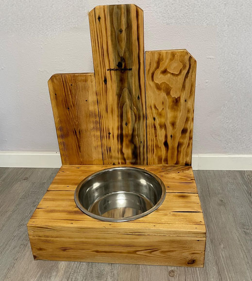 Futterstation für Hunde und Katzen aus Holz