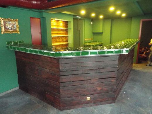Rustikale Theke / Bar aus Altholz Paletten