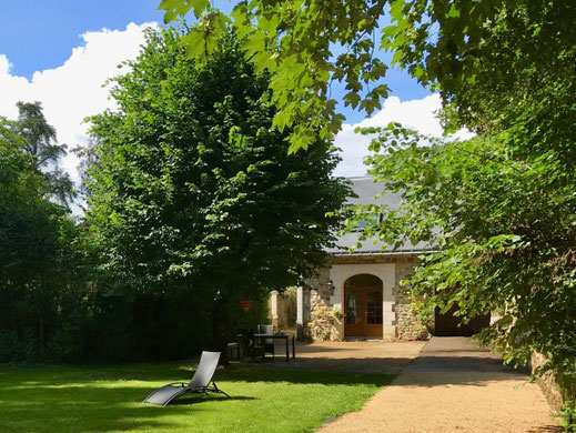 Gîte Douceur Angevine, meublé de tourisme 3 étoiles pour 2-4 personnes au Domaine de Joreau à Gennes, grand jardin, confort, authenticité 