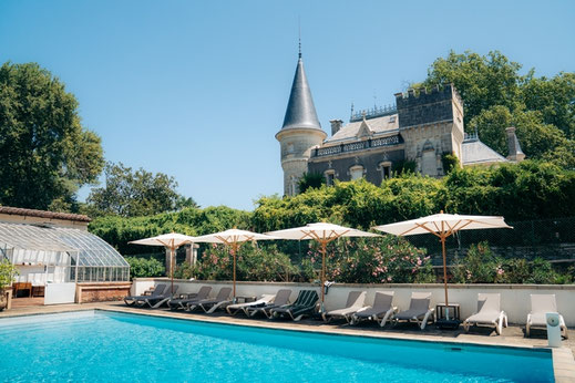 piscine avec ses transats au Domaine Belle Epoque