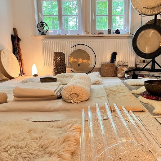 Sound Healing 1:1 Session mit Kristallharfe, Gongs, Klangschalen, Trommel und anderen Klanginstrumenten in der Klang Licht Oase in Lüllau