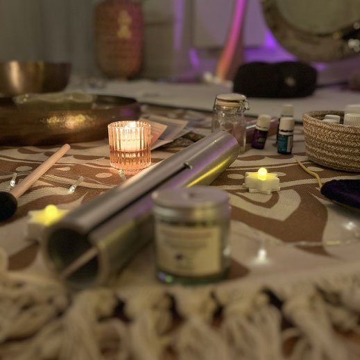 Ritual mit Klangschalen, Räucherwerk und anderen Instrumenten in Hamburg