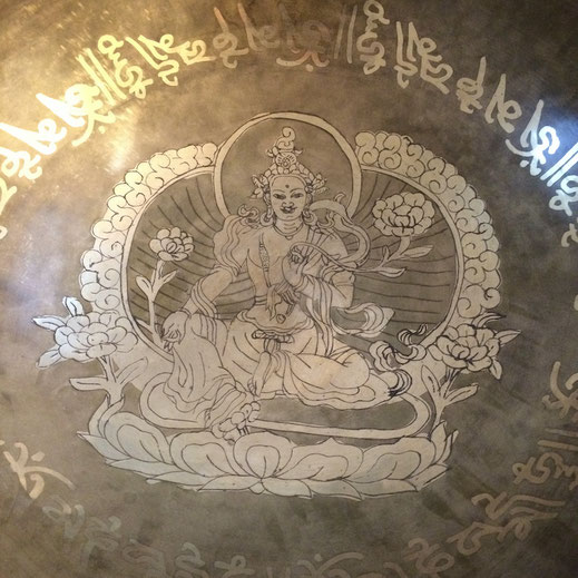 Klangschale mit der Gravur der Göttin Tara 