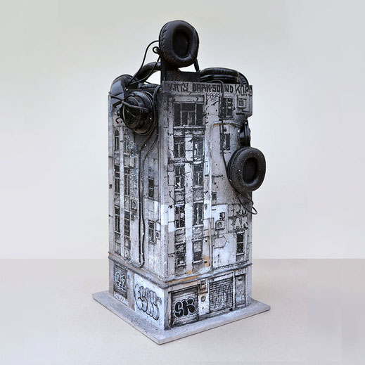streetart volume 3D piece sculpture urbaine casques musiques son cille immeuble architecture graffiti modelism miniature building new-york painting art