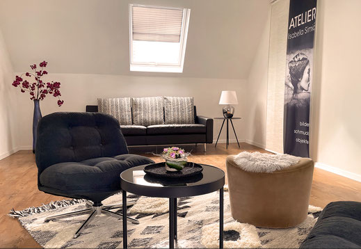 SCHÖNER MODERNER LOUNGEBEREICH MIT SESSEL STRAHLT BEHAGLICHKEIT AUS IDEAL ZUM BUCH LESEN ODER FERNSEHEN AUSGESTATTET MIT MAGENTA TV UND FLACHBILDSCHIRM