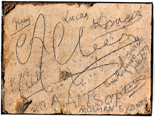 Graffiti discovered in the Underground City of Naours (photo : Gilles Prilaux, archaeologist SommePatrimoine)
