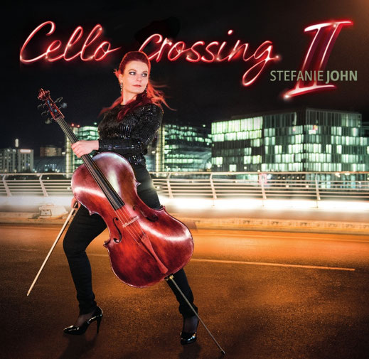 CD-Album Cello crossing II zeigt multistyle Cellistin Stefanie John mit ihrem selbstgebauten roten 5-Saiter über eine Brücke in Berlin laufend Foto: Bernd Brundert