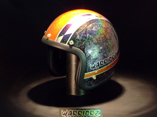 カスタムペイントヘルメット、ラップ塗装をベースにキャンディーとレインボーフレーク塗装できめたジェットヘル
