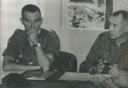 Le capitaine DERACHE, commandant la 4e compagnie, en réunion de travail d'état-major.  A droite, le colonel PICHON