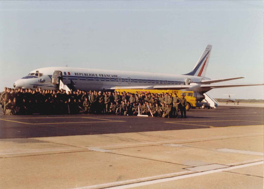 Le détachement sur le tarmac de Satolas avant embarquement dans le DC8 du COTAM
