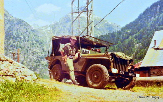 La S.E.R. en action civilo-militaire au Rivier d'Almont lors de la réhabilitation des sentiers de randonnée en 1974 (Fonds TANGUY)