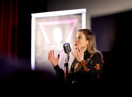 Poetin Julia Chapeau trägt ihren Text bei Slam Jam im Kino Lichtblick in Walldorf vor.