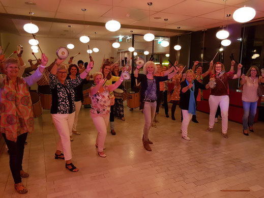 Familieleden van jong tot oud maken samen plezier en spelen op authentieke Braziliaanse instrumenten tijdens de percussie workshop.