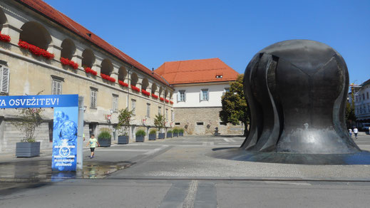 Trg Svobode Platz, links: Mariborski grad Rückseite, rechts: National Liberation Monument