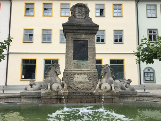 Herzog-Georg-Brunnen auf dem Marktplatz