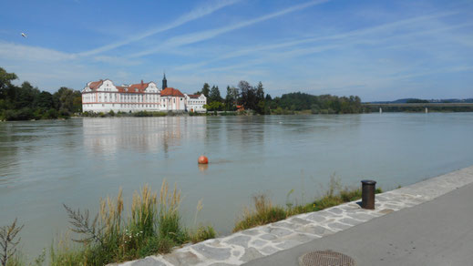Flussabwärts