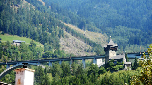Niederfalkenstein mit Tauernbahn